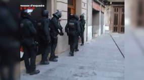Les images de la police catalane filmées à Ripoll lors des perquisitions.