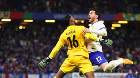 Maignan et Hernandez face au Portugal