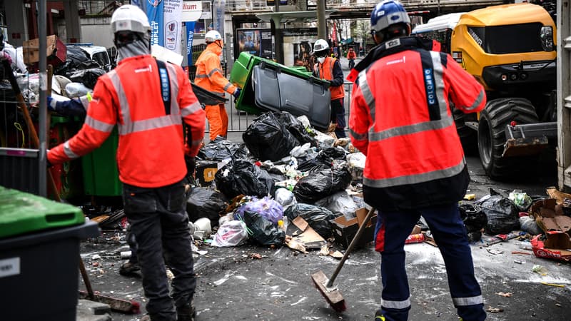Des entrepreneurs privés collectent des déchets sur un trottoir à Paris, le 30 mars 2023. (Photo d'illustration)