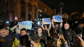 Des Ukrainiens célèbrent la reprise de Kherson aux forces russes, sur la place Maïdan à Kiev, le 11 novembre 2022