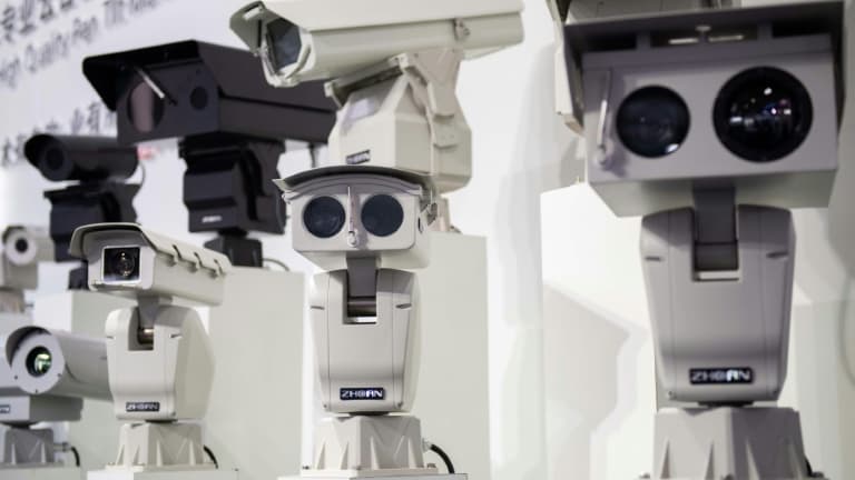 Des caméras de sécurité utilisant la reconnaissance faciale exposées lors d'un salon sur les systèmes de sécurité publique en octobre 2018 à Pékin