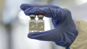 Photo diffusée le 6 août 2020 par les autorités russes d'un vaccin contre le coronavirus développé par l'Institut de recherche Gamaleya.
