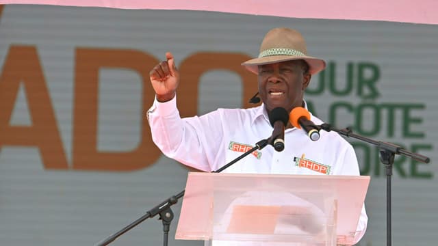 Le président ivoirien Alassane Ouattara prend la parole au stade Felix Houphouet-Boigny, le 22 août 2020 à Abidjan, lors de son investiture comme candidat à l'élection présidentielle.