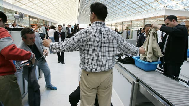 Les contrôles dans les aéroports parisiens se font uniquement à l'intérieur.