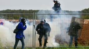 Heurts dans la campagne des Deux-Sèvres lors d'une manifestation de milliers d'opposants à un chantier de "mégabassine" pour l'irrigation agricole à Sainte-Soline, le 29 octobre 2022