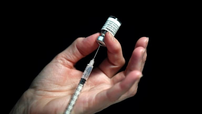 Préparation d'une dose de vaccin, le 31 mai 2021 à Garlan (Finistère)