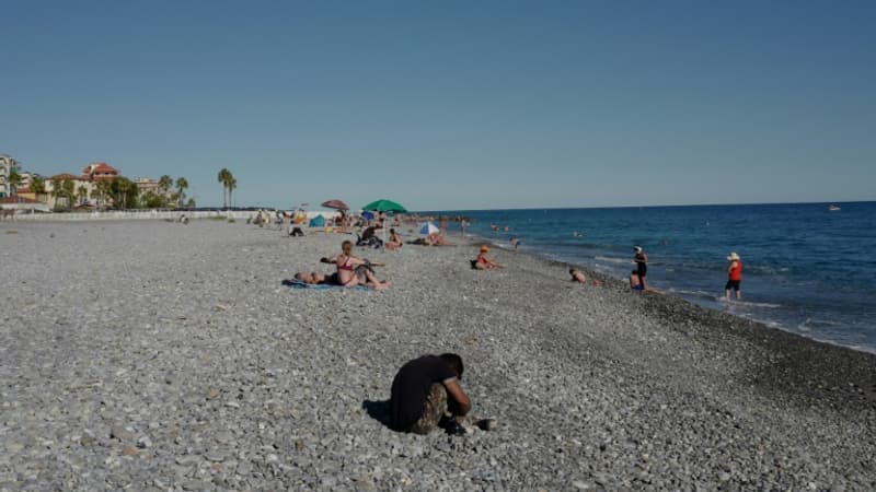 Un bulldozer écrase une femme sur une plage italienne pendant des 