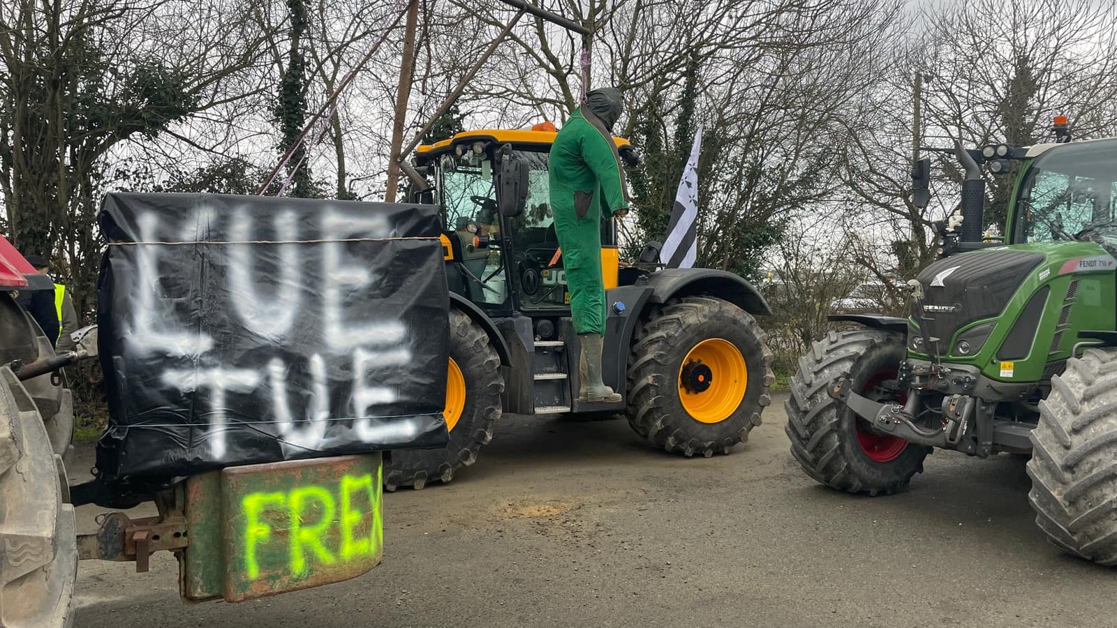 Colère des agriculteurs: un mannequin pendu avec un tag anti UE à Rennes le 25 janvier Colère des agriculteurs: un mannequin pendu avec un tag anti UE à Rennes le 25 janvier