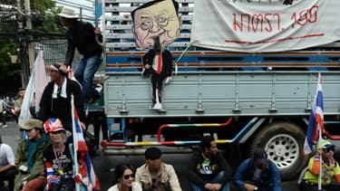 Déjà le 19 décembre, ses manifestants protestaient contre l'ex-Premier ministre Thaksin Shinawatra, dont la sœur Yingluck, actuellement au pouvoir, est soupçonnée de n'être sa marionnette.