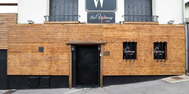 Le bar à vin La Winery, dans le centre-ville d'Evreux, où une voiture a foncé sans doute "délibérément" dans la foule après une altercation dans l'établissement, le 30 août 2025