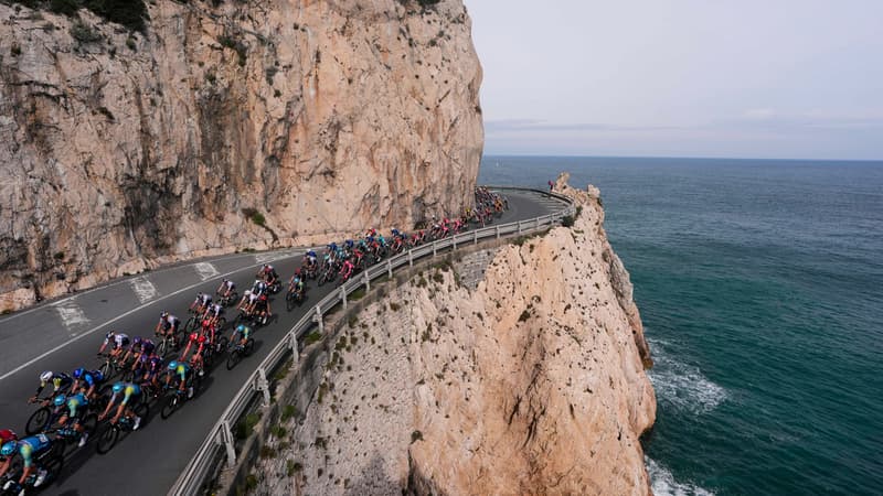 Le peloton sur les routes ligures de Milan San Remo 2256497