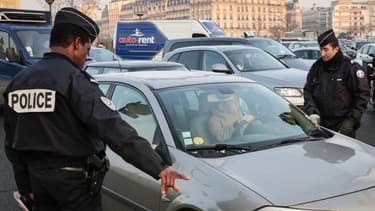 Un contrôle d'un véhicule et de sa vignette Crit'Air à paris en 2017, par les forces de l'ordre.