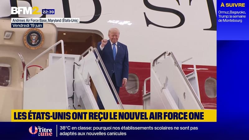 Donald Trump descend du nouvel avion présidentiel, un Boeing 747, donné par le Qatar