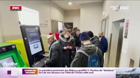 Des Moscovites devant des distributeurs de billet mercredi