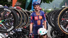 L'hommage du peloton à Romain Bardet pour le dernier départ de sa carrière