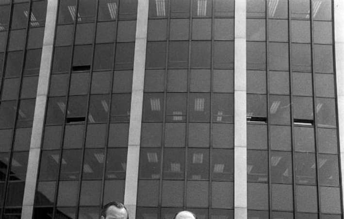 François Mitterrand à la sortie de son QG le 20 mai 1974. François Mitterrand à la sortie de son QG le 20 mai 1974.