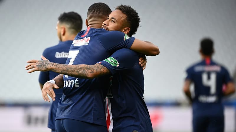 Neymar félicité par Kylian Mbappé