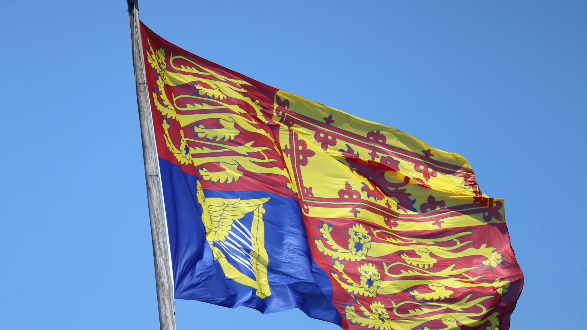 Le drapeau de l'étendard royal au-dessus du château de Windsor, le 18 juin 2018. Le drapeau de l'étendard royal au-dessus du château de Windsor, le 18 juin 2018.