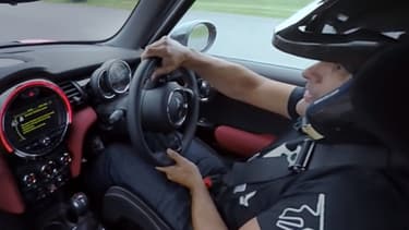 Chris Harris vous fait découvrir le nouveau circuit et la nouvelle voiture Top Gear.