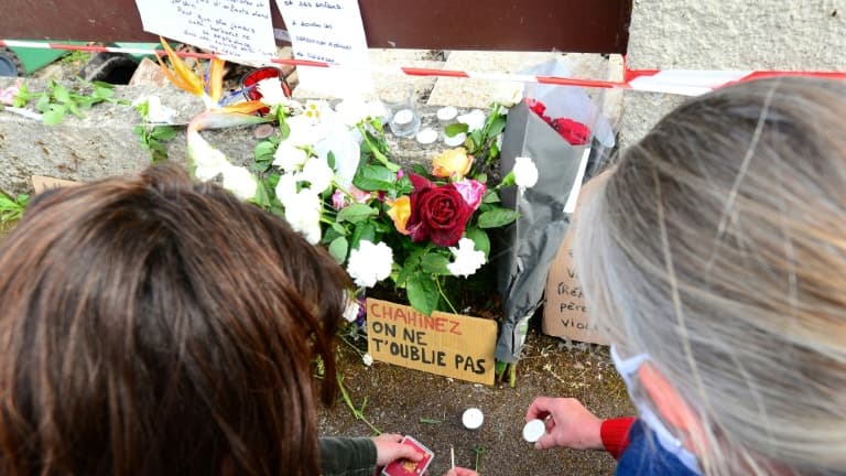 Des fleurs sont déposées le 5 mai 2021 à Mérignac, près de Bordeaux, à l'endroit où une femme de 31 ans a été brûlée vive par son mari