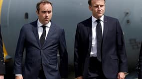 Le président Emmanuel Macron (d) et le ministre des Armées Sébastien Lecornu lors d'une visite à la 55e édition du Salon international de l'aéronautique et de l'espace (SIAE) à l'aéroport de Paris-Le Bourget, le 20 juin 2025 (photo d'illustration). 