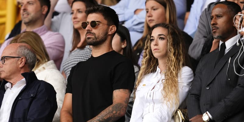 Ruben Neves et Rute Cardoso, la femme de Diogo Jota, lors de l'hommage rendu à l'attaquant portugais par Wolverhampton, le 16 août 2025
