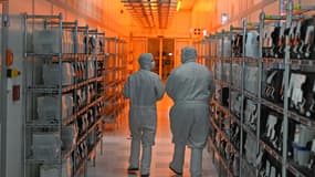 Les employés de Nexperia GmbH traversent les salles blanches du fabricant de semi-conducteurs