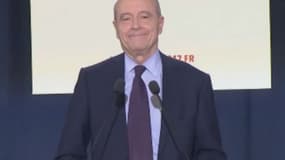 Alain Juppé lorsque La Marseillaise a été lancée trop tôt durant son discours le 22 novembre 2016 à Toulouse