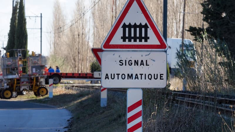 Un panneau de signalisation, quelques mètres avant le passage à niveau de Millas, dans les Pyrénées-Orientales, le 16 décembre 2017. 