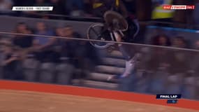 Deux coureuses terminent dans les tribunes lors de la Ligue des champions de cyclisme sur piste, le 7 décembre 2024.