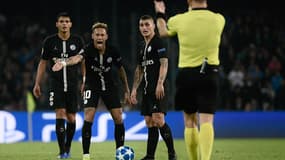 Neymar et l'arbitre Björn Kuipers