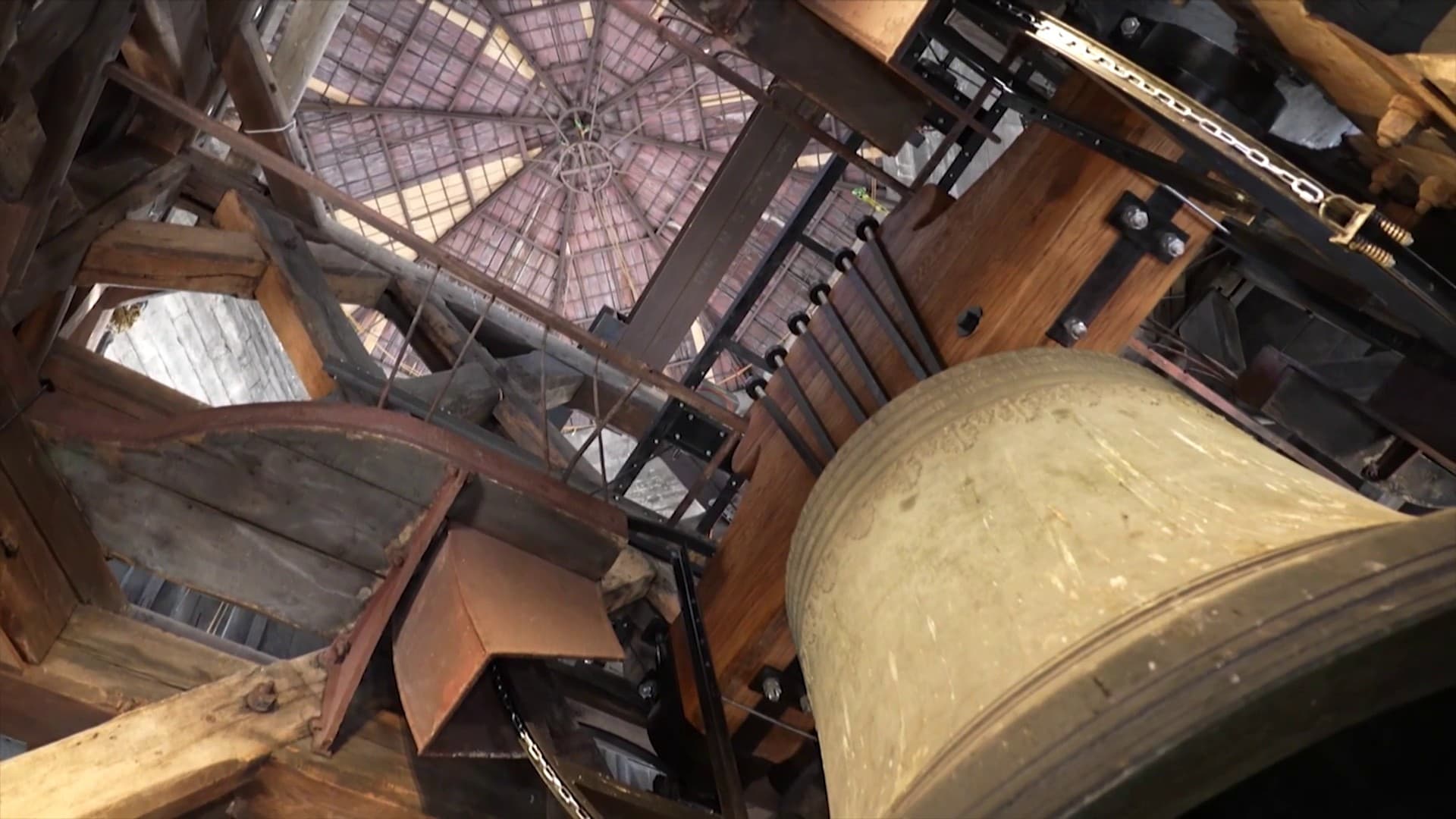 Photo d'une partie beffroi, grande structure en bois qui porte les cloches, de la cathédrale Notre-Dame de Paris, inauguré le 19 septembre 2025.