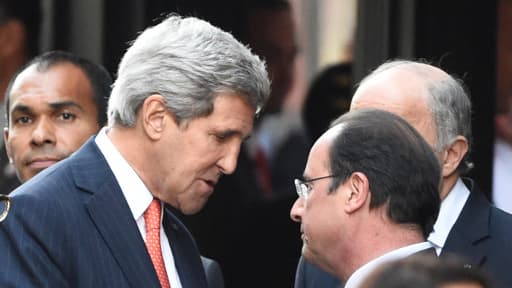 John Kerry et François Hollande, lors des commémorations du 70e anniversaire du D-Day.