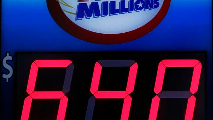 Au moins trois joueurs ont coché les six bons numéros de la loterie américaine Mega Millions qui mettait en jeu vendredi la cagnotte record de 640 millions de dollars (480 millions d'euros). /Photo prise le 30 mars 2012/REUTERS/Gary Hershorn
