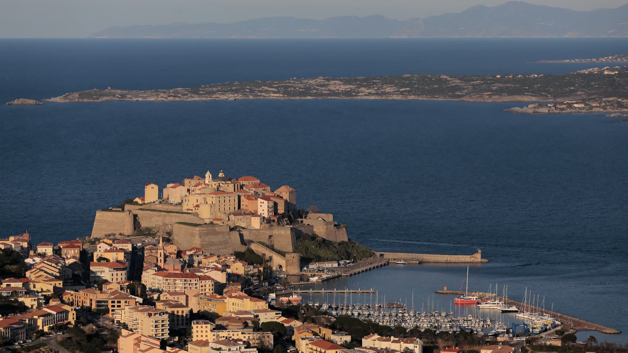 Corse: nouvel incendie criminel d'un bateau de promenade en mer à calvi