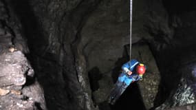 Un membre du Peloton de Gendarmerie Haute-Montagne accède à une grotte (photo d'illustration)