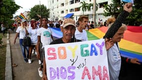 "Je suis gay et Dieu m'aime", pouvait-on lire sur une pancarte brandie tour à tour par plusieurs manifestants.
