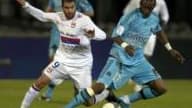 Lisandro Lopez à la lutte avec Stéphane M'bia.