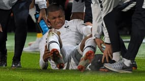 Mbappé grimace après un choc