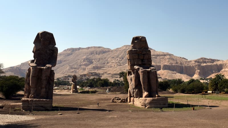 Les colosses de Memnon, auprès desquelles une collection de 27 statues ont été retrouvées, le 31 mars 2016 près de Louxor.