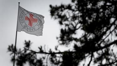 Un drapeau de la Croix-Rouge flotte sur le toit de son quartier général, à Genève, en Suisse.