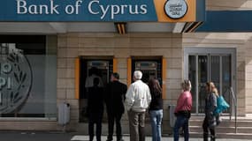 Devant un distributeur de billets, à Nicosie. La zone euro perd patience et Chypre est désormais sommée de hâter le pas pour trouver une solution qui conviendra à ses partenaires européens, faute de quoi les banques locales risqueront l'asphyxie dès lundi