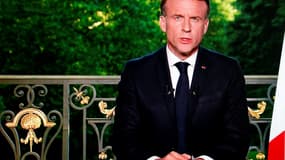 Photo du président français Emmanuel Macron s'exprimant lors d'une allocution télévisée après l'annonce des résultats aux élections européennes, le 9 juin 2024.
