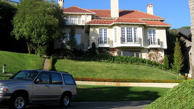 35 imposantes propriétés bordent la voie privée de Présidio Terrace.