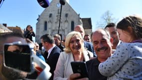 Marine Le Pen lors de son déplacement samedi 16 avril 2022 à Saint-Rémy-sur-Avre dans l'Eure-et-Loir. 