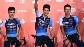 Des coureurs d'Israel-Premier Tech au départ de la Vuelta en août 2025