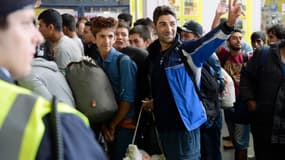 Des réfugiés à l'intérieur d'une gare de Munich
