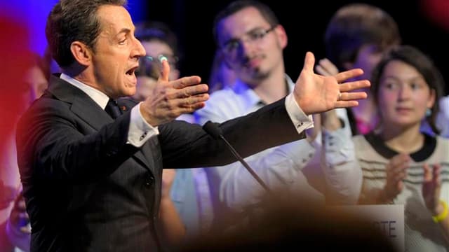 Nicolas Sarkozy et François Fillon ont accusé dimanche la gauche d'user de "boules puantes" pour déstabiliser le camp présidentiel avant le second tour de l'élection présidentielle, référence à des propos accusateurs de Dominique Strauss-Kahn et à un arti