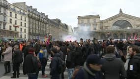 Venu soutenir les manifestants et cheminots, Jean-Luc Mélenchon a été insulté à Paris