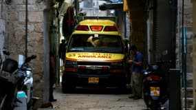 Photo d'une ambulance entrant dans la Vieille ville de Jérusalem après qu'un Palestinien a poignardé un agent de sécurité israélien avant d'être abattu, le 18 mars 2018